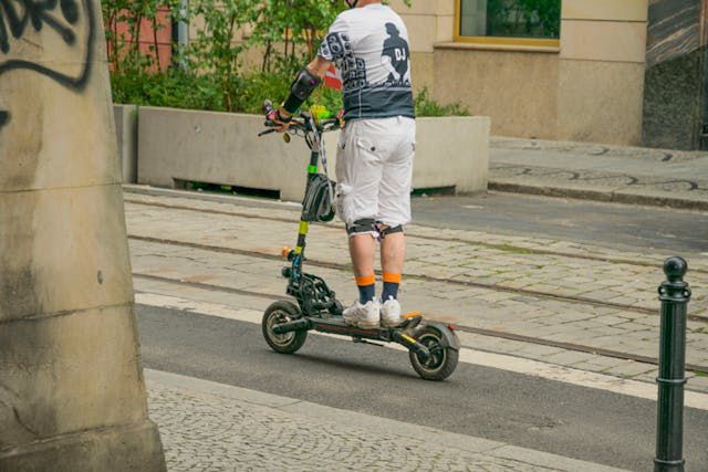 Nastolatek podróżujący hulajnogą elektryczną potrącony w Ostrowcu Św.