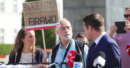 Spotkanie Andrzeja Dudy z Rafałem Trzaskowskim. Incydent przed wejściem