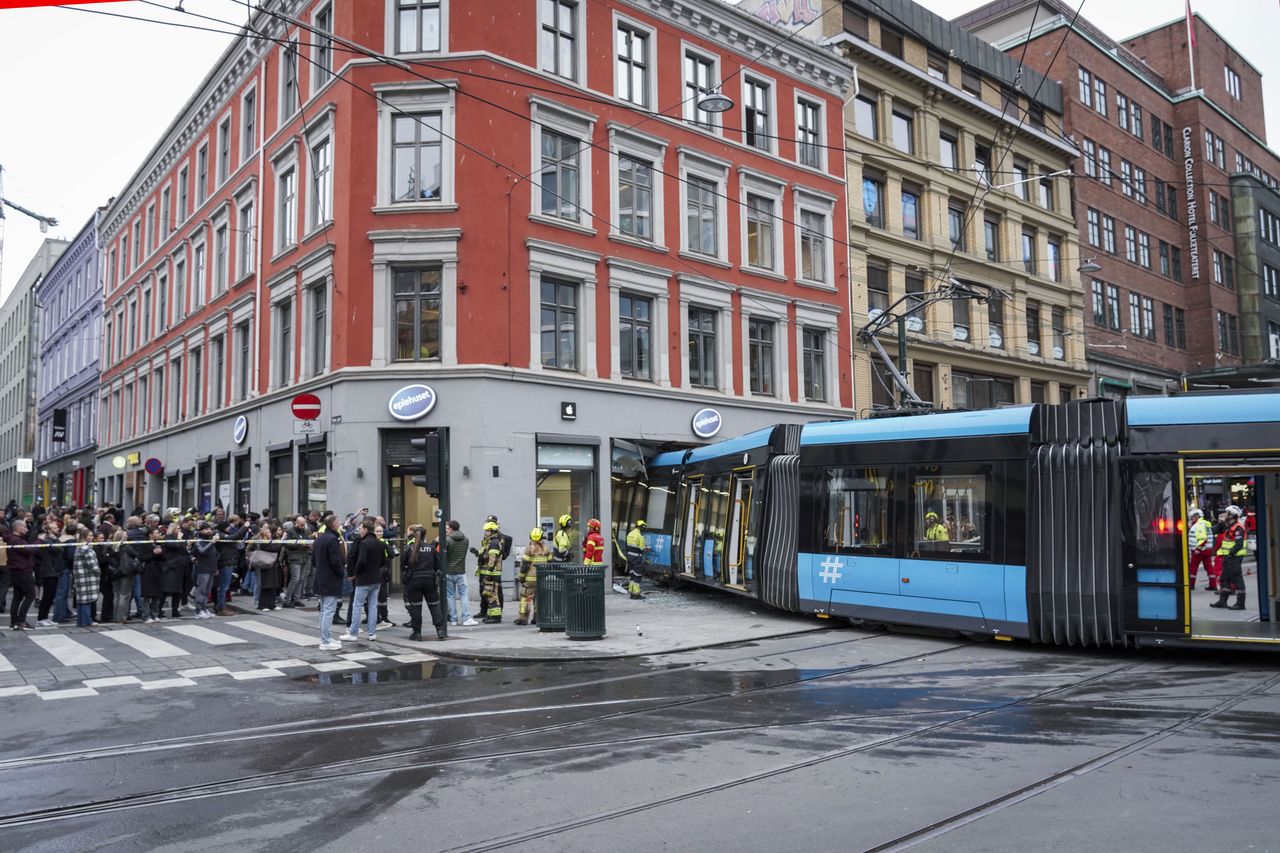 Spectacular accident in the center of Oslo. A tram crashed into a store.