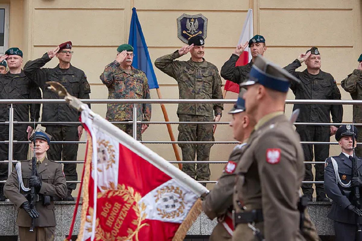 Wojna o generała. Duch Macierewicza nad MON? "Na Kremlu brakuje już szampana"