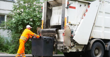 Zarobki kierowców śmieciarek. Oto ile dostają "na rękę"