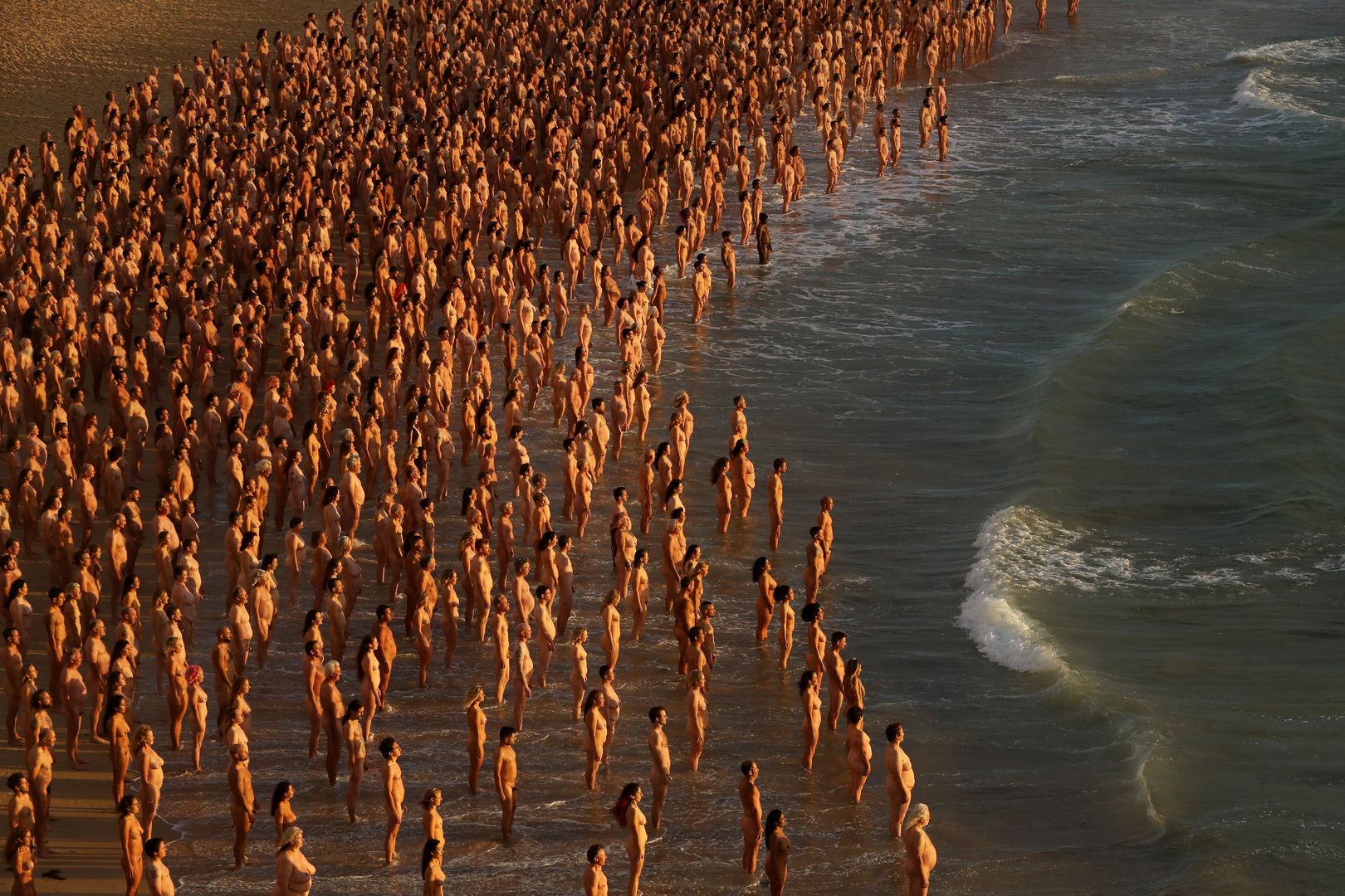 2,5 tys. ludzi nago na plaży. Zdjęcia obiegły sieć