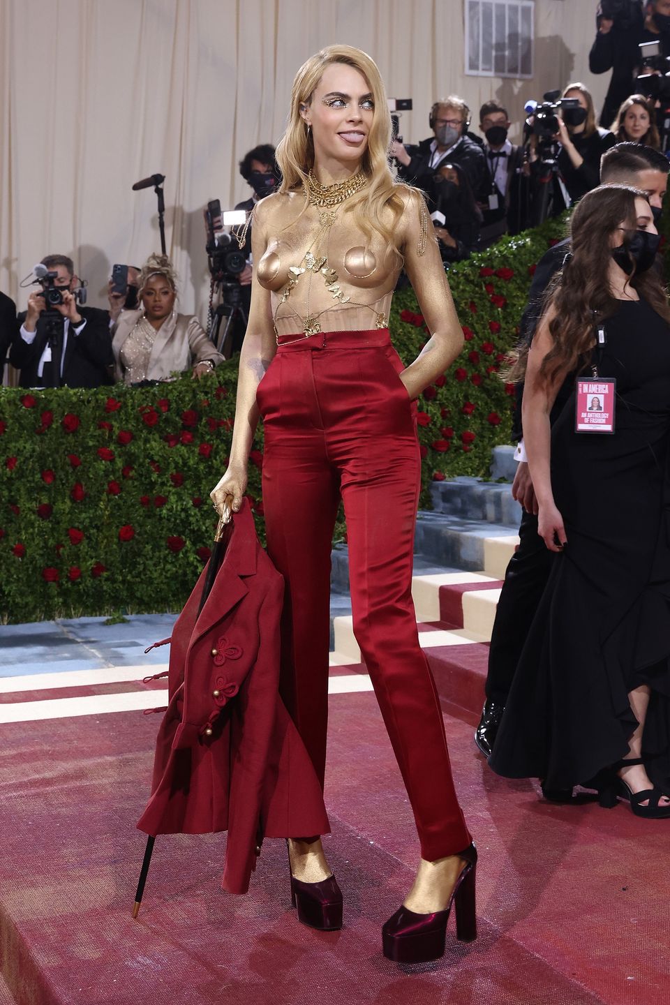 Gala MET 2022. Cara Delevigne paraduje po czerwonym dywanie topless
