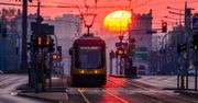 Warszawa. Kolejne ulice z zieloną falą dla tramwajów. Tym razem na Woli i Grochowie