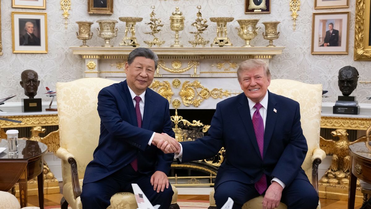 Prezydent Chin z wizyt? w USA
(260924) -- WASHINGTON, Sept. 24, 2026 (Xinhua) -- Chinese President Xi Jinping holds small-group exchanges with U.S. President Donald Trump in the Oval Office after a welcome ceremony at the White House in Washington, D.C., the United States, Sept. 24, 2026. Trump held a welcome ceremony for Xi, who is on a state visit to the United States, at the White House on Thursday. (Xinhua/Xie Huanchi)
Xie Huanchi