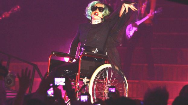 Lady Gaga przykuta do wózka na 2 MIESIĄCE!