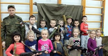 Pokolenie dzieci Putina. Eksperci nazywają to "koncepcją obrony totalnej Rosji"