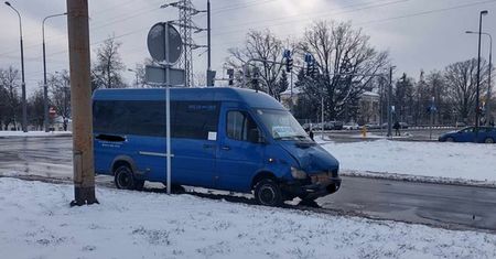 Pasażerskim busem wjechał w jadącą przed nim hondę. Kierowca nie zachował odpowiedniego odstępu