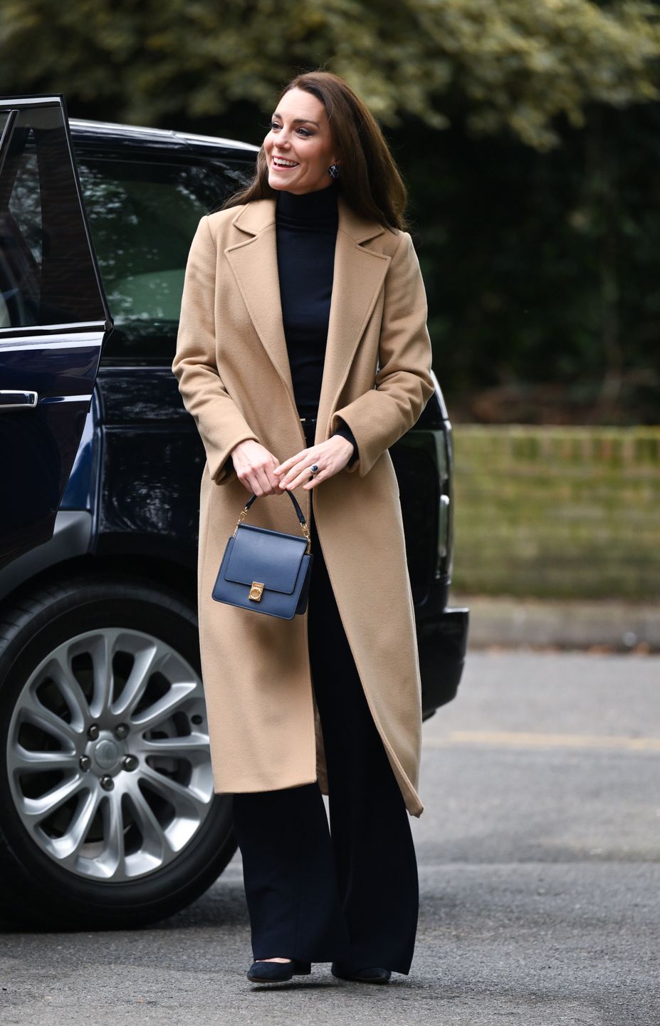Kate Middleton zadaje szyku i pozuje z patelnią