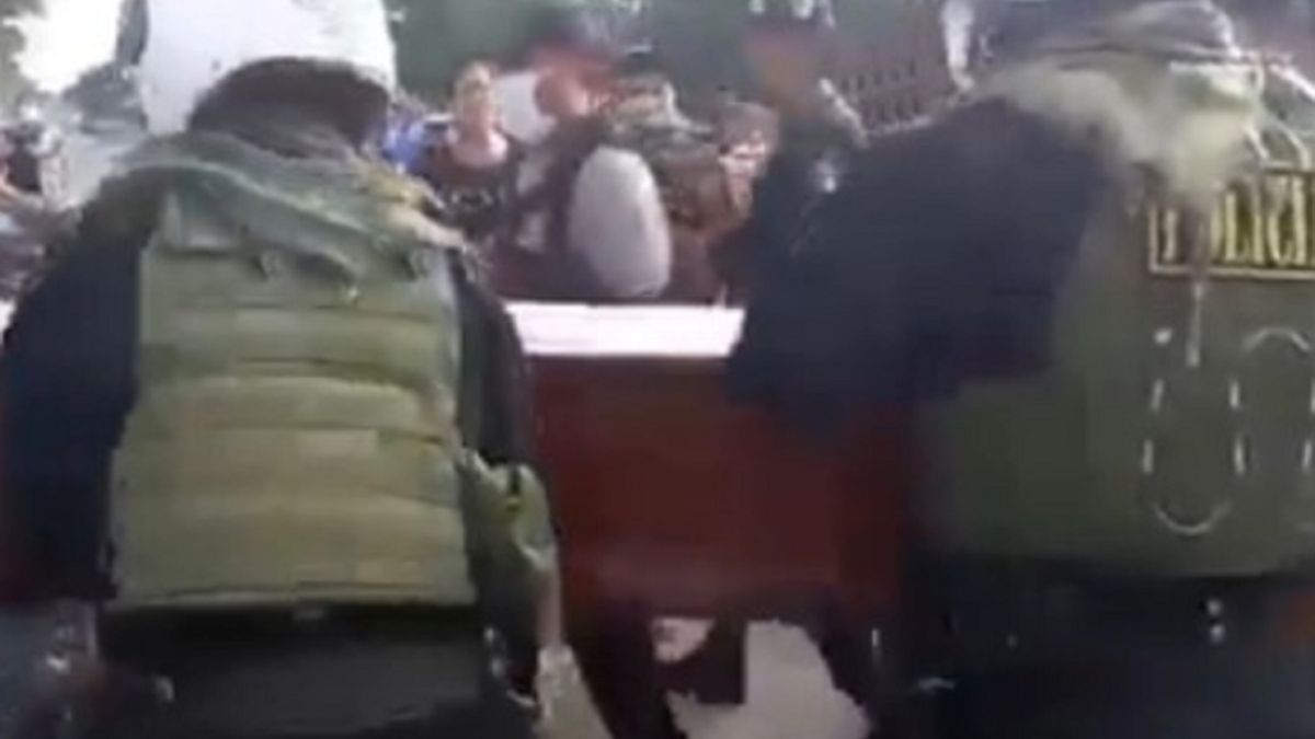 Podczas pogrzebu Rosa nagle się przebudziła.