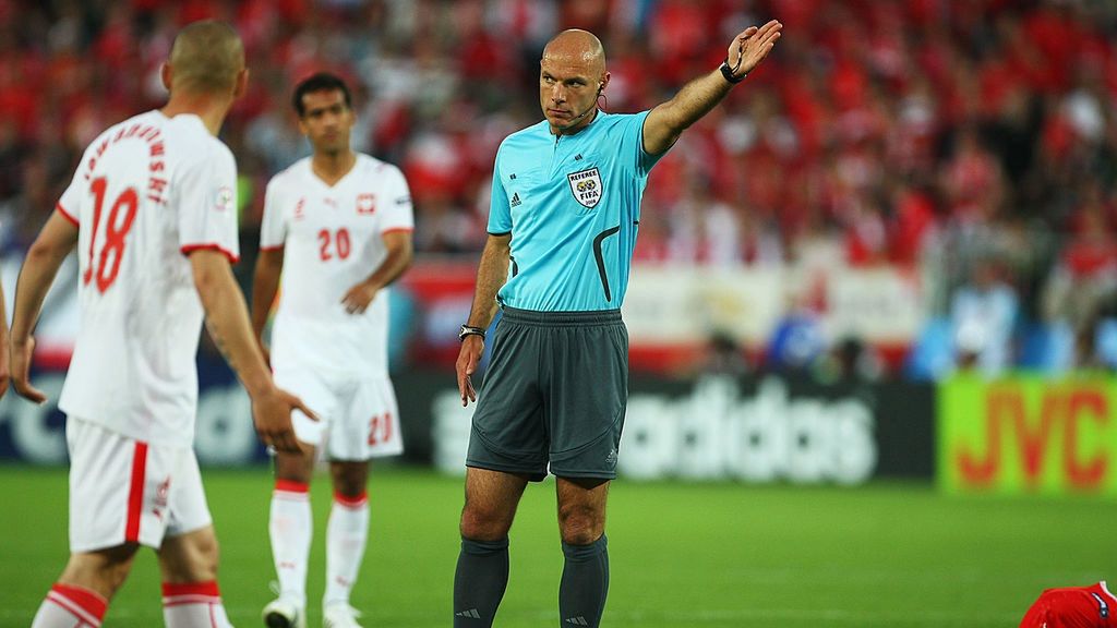 Na zdjęciu: Howard Webb sędziujący mecz Austria - Polska na Euro 2008
