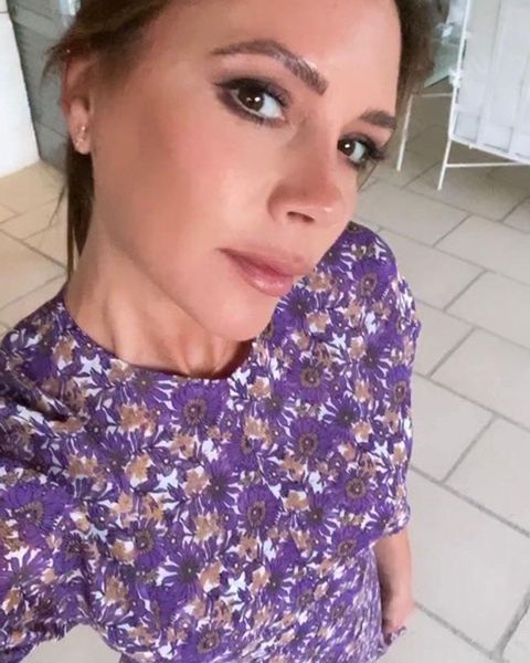 Victoria Beckham w fioletowej sukience z kolekcji jesień-zima 2020/2021