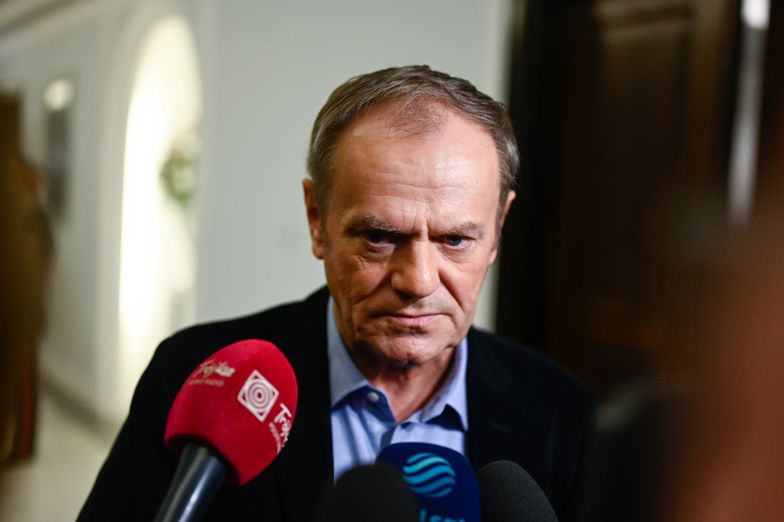 W budżecie przygotowanym przez rząd Zjednoczonej prawicy zabrakło pieniędzy na dopłaty do zamrożenia cen prądu, gazu i ciepła. Na zdj. premier Donald Tusk