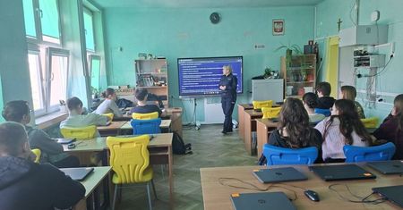 Ostrowieckie policjantki spotkały się z maturzystami. Mówiły o służbie, rekrutacji i odpowiedzialności