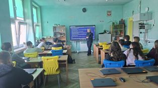 Ostrowiec Świętokrzyski: Spotkanie policjantek z maturzystami