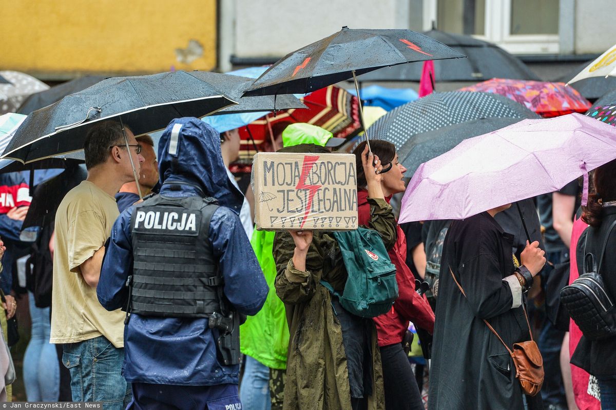 Protest przed komisariatem policji w Krakowie przeciwko czynnościom, jakie policjanci przeprowadzili wobec pani Joanny