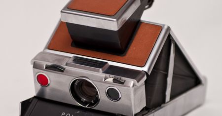 Polaroid zapowiada coś nowego, wspominając rok 1972. Czy zobaczymy współczesną wersję SX-70?