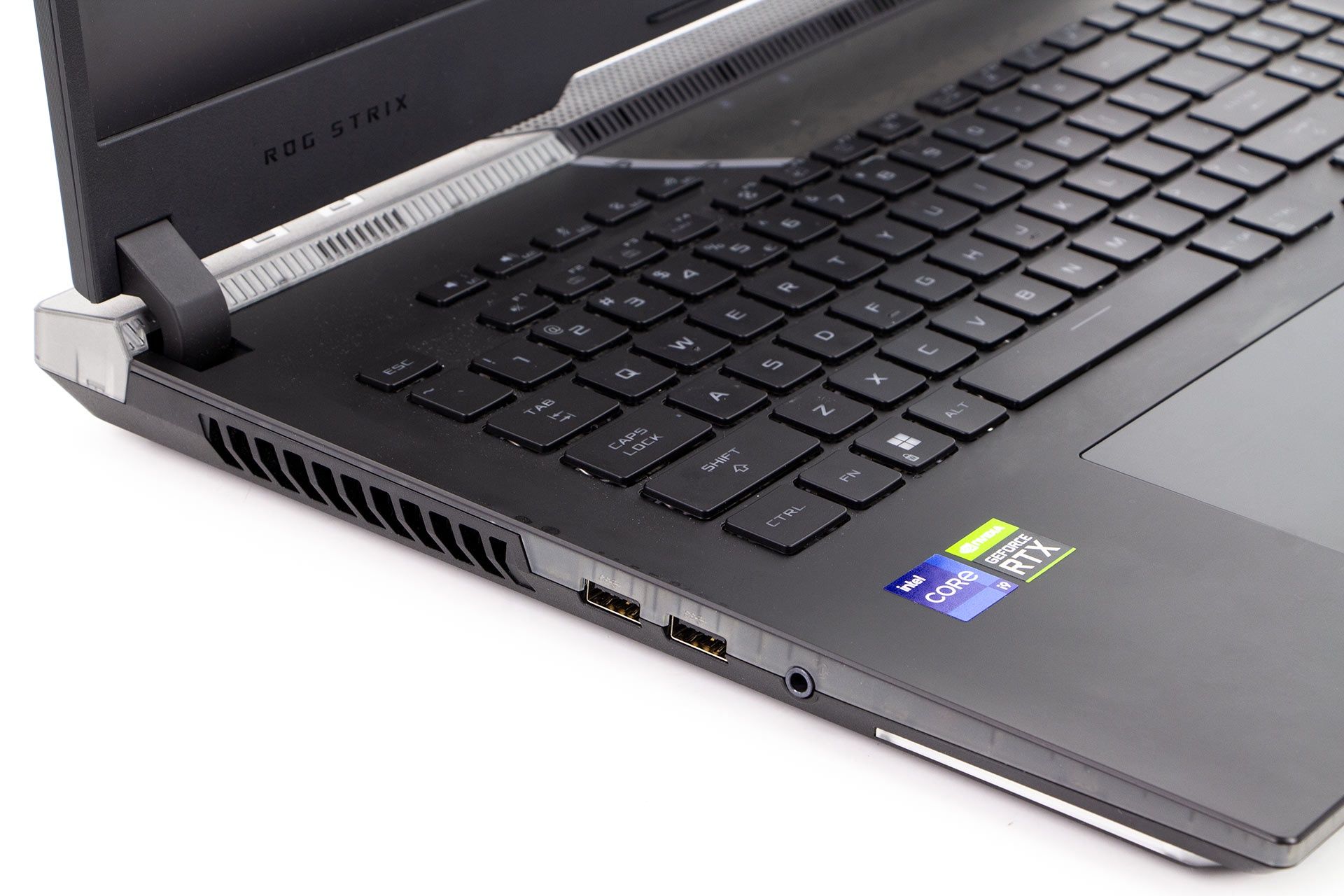 ASUS ROG STRIX SCAR 17 SE - złącza po lewej