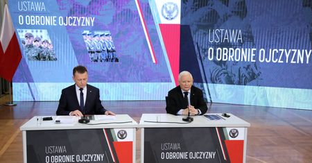 "Chcesz pokoju? Szykuj wojnę". Kaczyński i Błaszczak zaprezentowali projekt