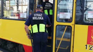 Warszawa. Nieprzytomny 18-latek w tramwaju. Zaskakujący finał interwencji straży miejskiej