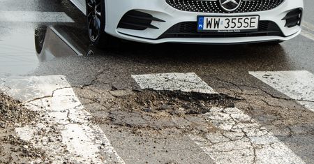 Jak przejechać przez dziurę? Wielu kierowców robi podstawowy błąd