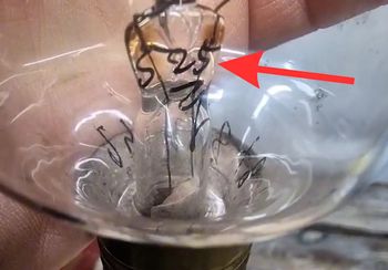 Kupił starą lampę tylko po to, by zdobyć tę rzecz. Prawdziwa perełka