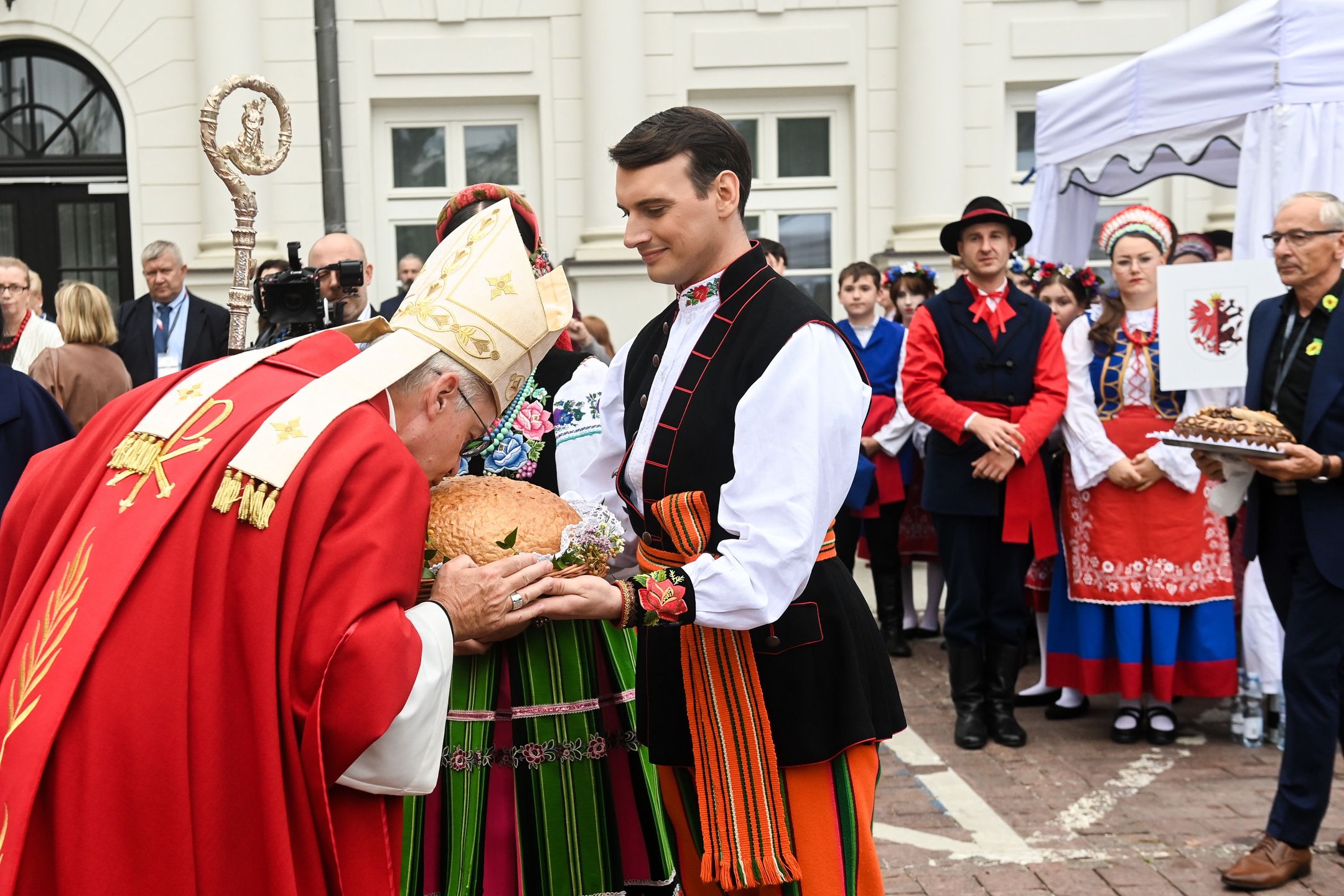 Warszawa, 14.09.2025. Biskup polowy Wojska Polskiego Wiesław Lechowicz (L) podczas Dożynek Prezydenckich w Warszawie, 14 bm. (aldg) PAP/Piotr Nowak