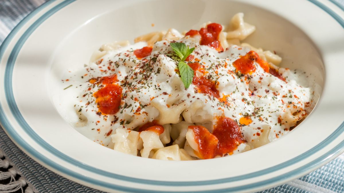 Tureckie pierożki z sosem jogurtowo-czosnkowym i pomidorowym