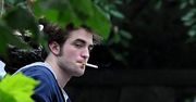 Pattinson znowu pali!