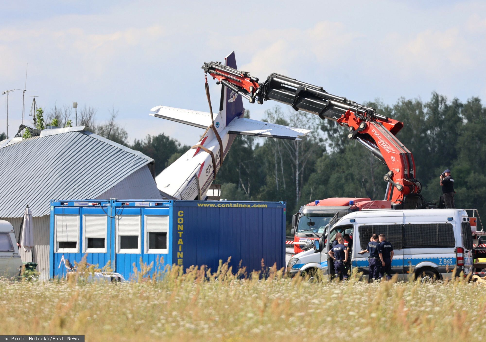 Samolot uderzy? w hangar na lotnisku w Chrcynnie
Fot. Piotr Molecki/East News, Chrcynno (woj. mazowieckie), 18.07.2023. Maly samolot pasazerski Cessna 208 uderzyl 17 bm. w hangar na lotnisku w Chrcynnie. W budynku byli ludzie, sa poszkodowani i ofiary smiertelne. Do wypadku dosz?o na terenie aeroklubu SkyDive Warszawa w Chrcynnie kolo Nowego Dworu Mazowieckiego i Nasielska, podczas ladowania maszyny w zlych warunkach atmosferycznych. N/z usuwanie wraku.
Piotr Molecki