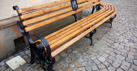 Na Starym Mieście pojawiły się nowe ławki. Każda z nich posiada ręcznie wykuwany herb Lublina