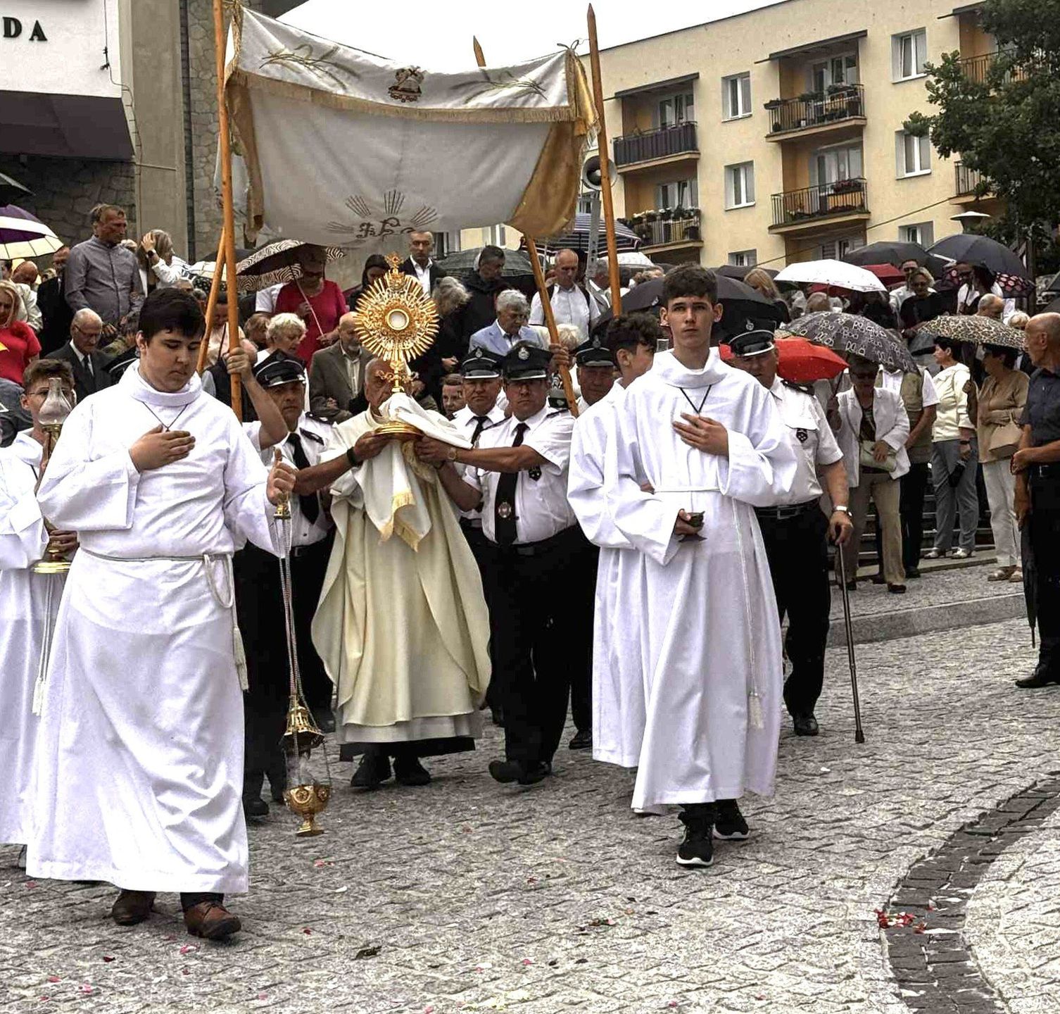 Z Najświętszym Sakramentem ksiądz prałat Szczepan Janas. 