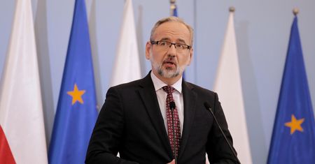Koniec z obowiązkiem noszenia maseczek. Niedzielski zapowiada wycofywanie obostrzeń