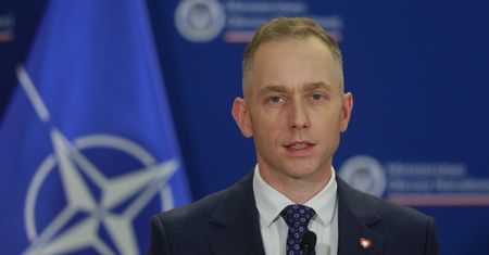 "Piłami, szlifierkami niszczyli". Stawia zarzuty Macierewiczowi