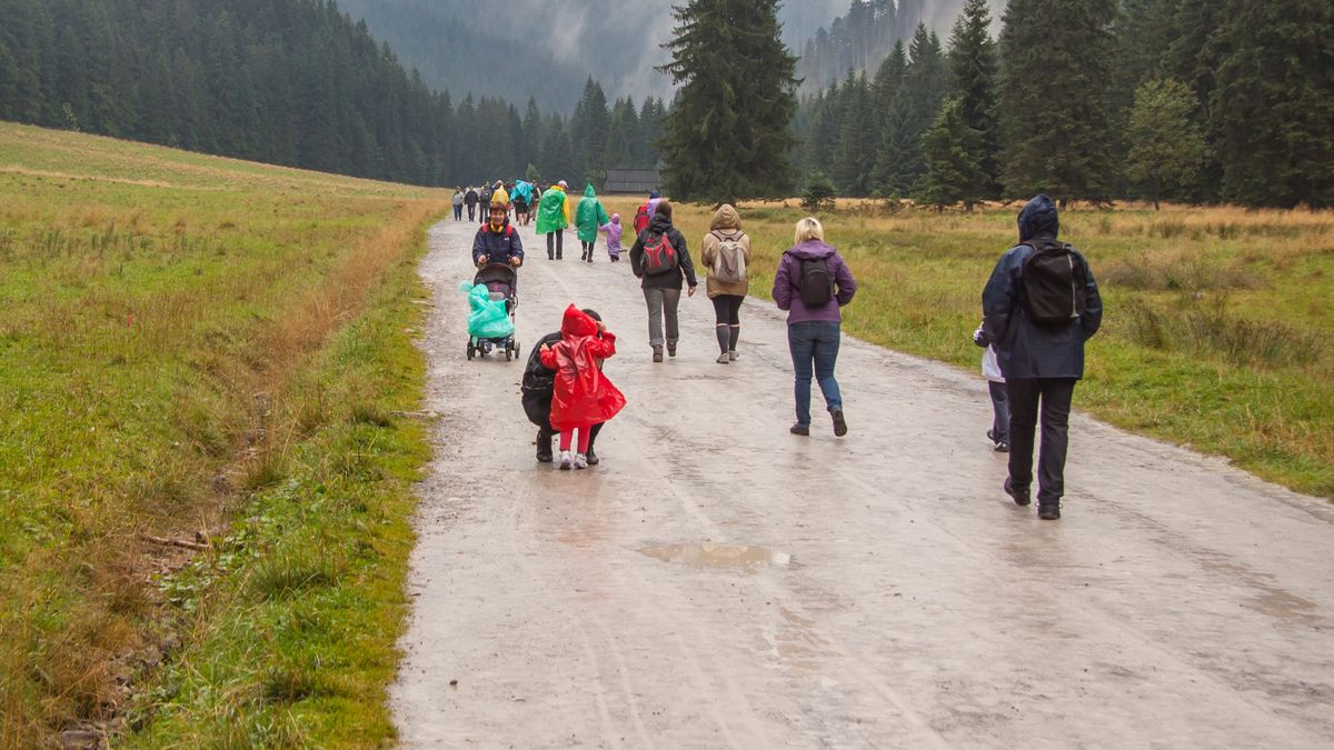 Turyści w Dolinie Kościeliskiej