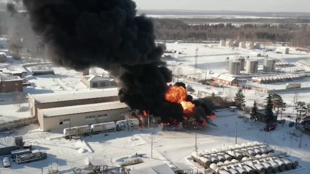 Słup ognia widoczny z daleka. Zapłonęły cysterny w Angarsku