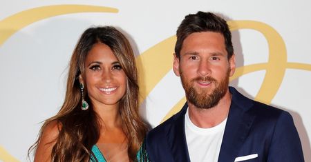 Leo Messi pozuje nad basenem z żoną i TROJGIEM synów. Urocza rodzinka? (FOTO)