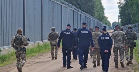 "Stoję za nimi murem". Szef policji na granicy