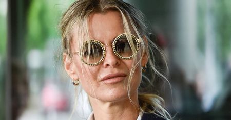 Marta Wiśniewska w stylizacji, która powala. Kozaki za kolano, biała koszula i trencz