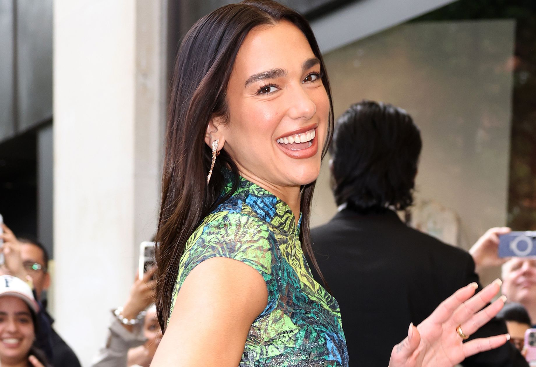Dua Lipa stawia na błękitną chustkę — hit stylizacyjny sezonu