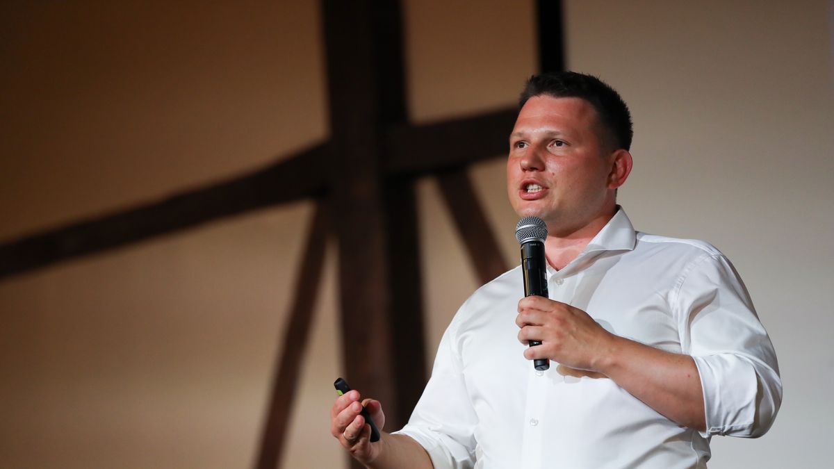 In Krakow, Poland, on August 21, 2025, Slawomir Mentzen, MP from the Konfederacja party, meets with Wladyslaw Kosiniak-Kamysz, Deputy Prime Minister and Minister of National Defense, at the 'Beer with Mentzen' event at the Stara Zajezdnia. (Photo by Klaudia Radecka/NurPhoto via Getty Images)