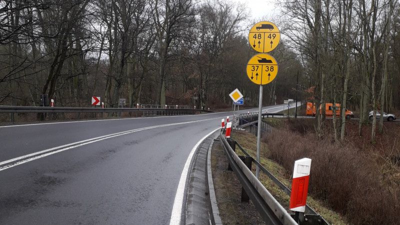 Takie znaki dotyczą wyłącznie pojazdów wojskowych.