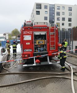 Nocny pożar w Gdyni. Na terenie serwisu płonęło kilkanaście pojazdów
