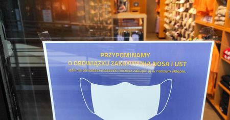 Prof. Flisiak: Znieść maseczki wcześniej. Ale jedna rzecz bardzo niepokoi