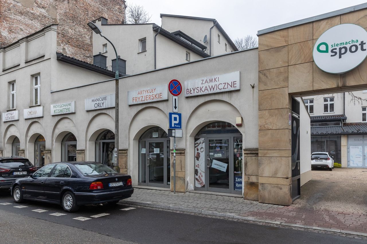 Kiedyś szewc, dziś Żabka. Tak zmieniły się zakupy na polskich ulicach