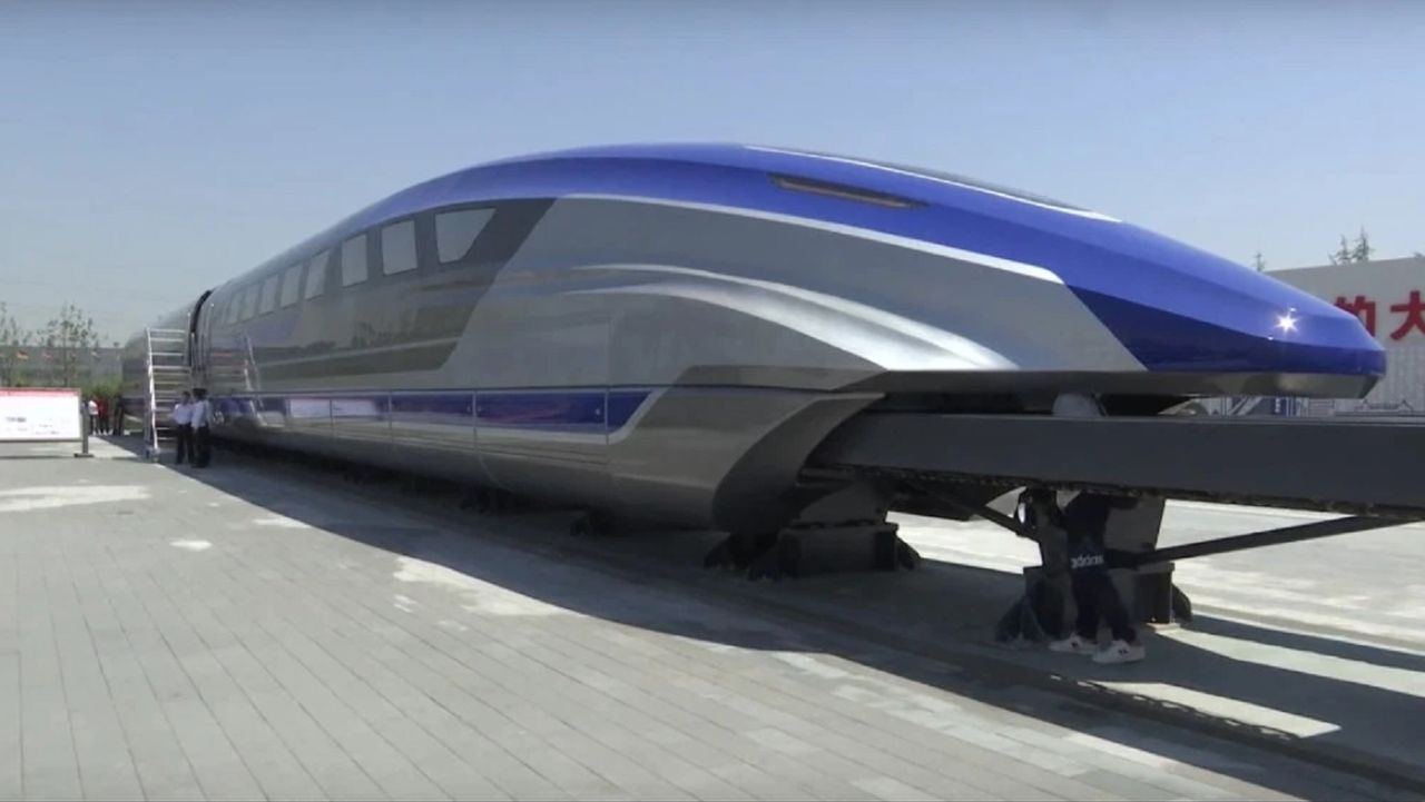 Maglev - najszybszy pociąg świata. Najciekawsze ma w środku [Wideo]