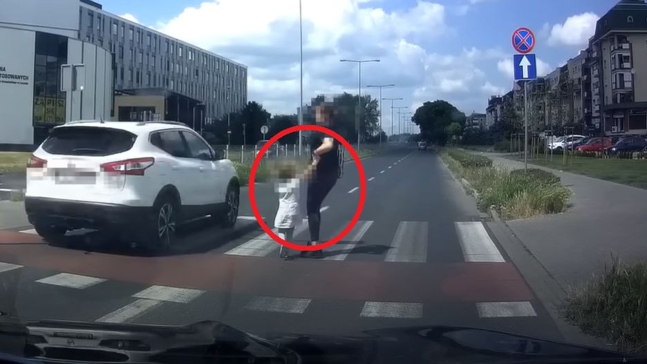 O włos od tragedii. Mama z córką chciały tylko przejść przez pasy