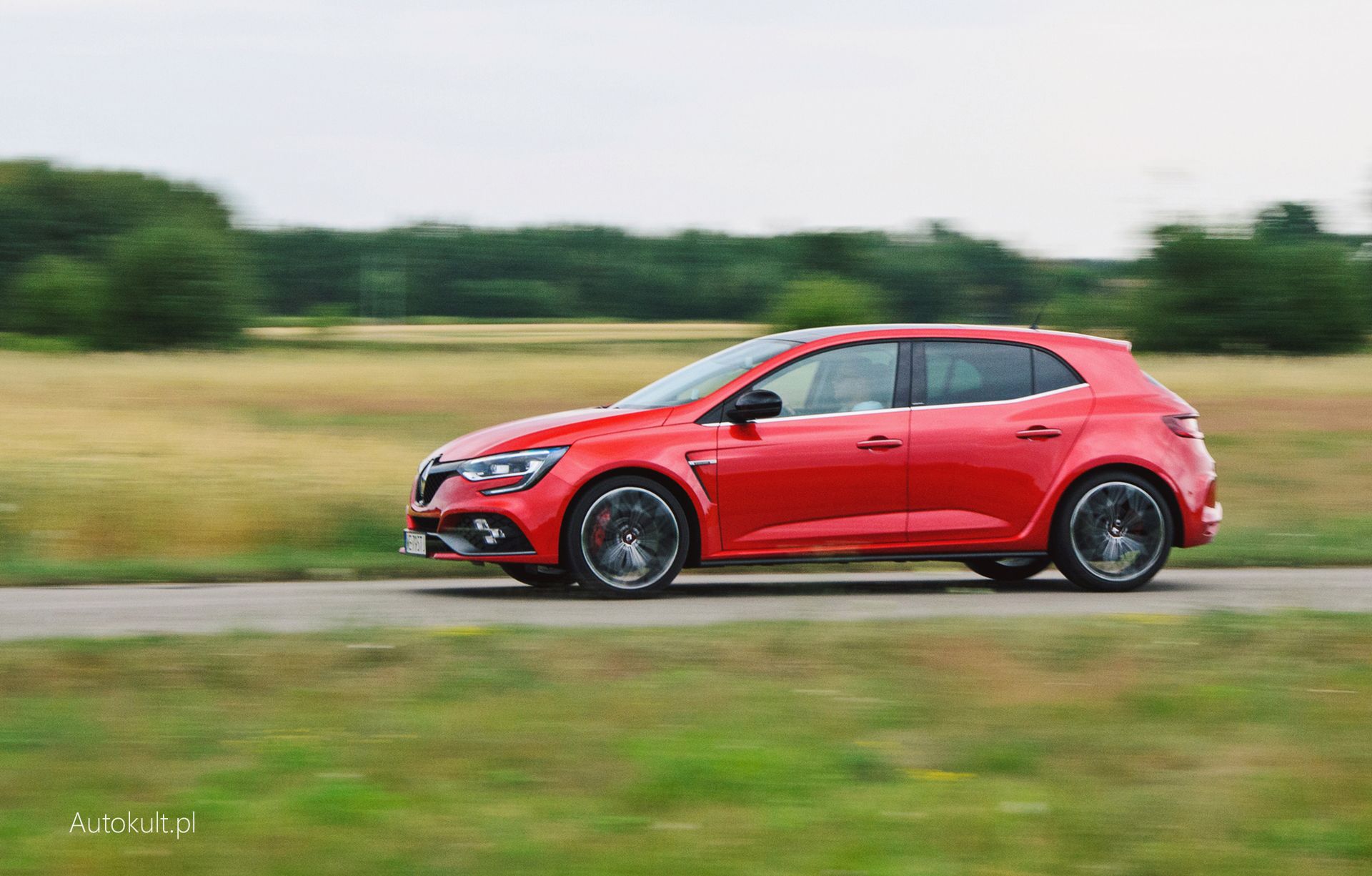 Renault Megane R.S. na pewno jest szybki. Może nie najszybszy, ale to czołówka dzisiejszego segmentu przednionapędowych hot hatchy.
