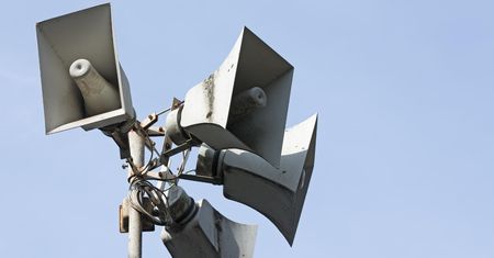 Zawyją syreny. Mieszkańcy nie powinni panikować