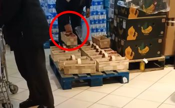 Podszedł do truskawek i wyciągnął rękę. Nagranie oburzyło sieć
